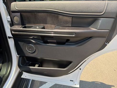 Used 2018 Ford Expedition Limited w/ Equipment Group 302A AWD/4WD image 30