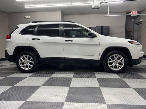 Used 2016 Jeep Cherokee Sport FWD image 6