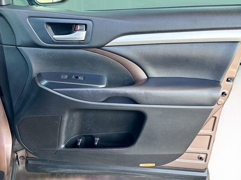 Used 2017 Toyota Highlander XLE AWD/4WD image 25