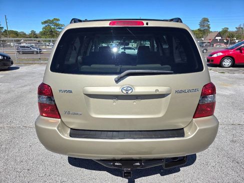 Used 2005 Toyota Highlander 4WD V6 w/ 3rd Row image 3