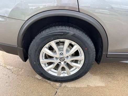 Used 2019 Nissan Rogue S w/ Special Edition Package FWD image 11
