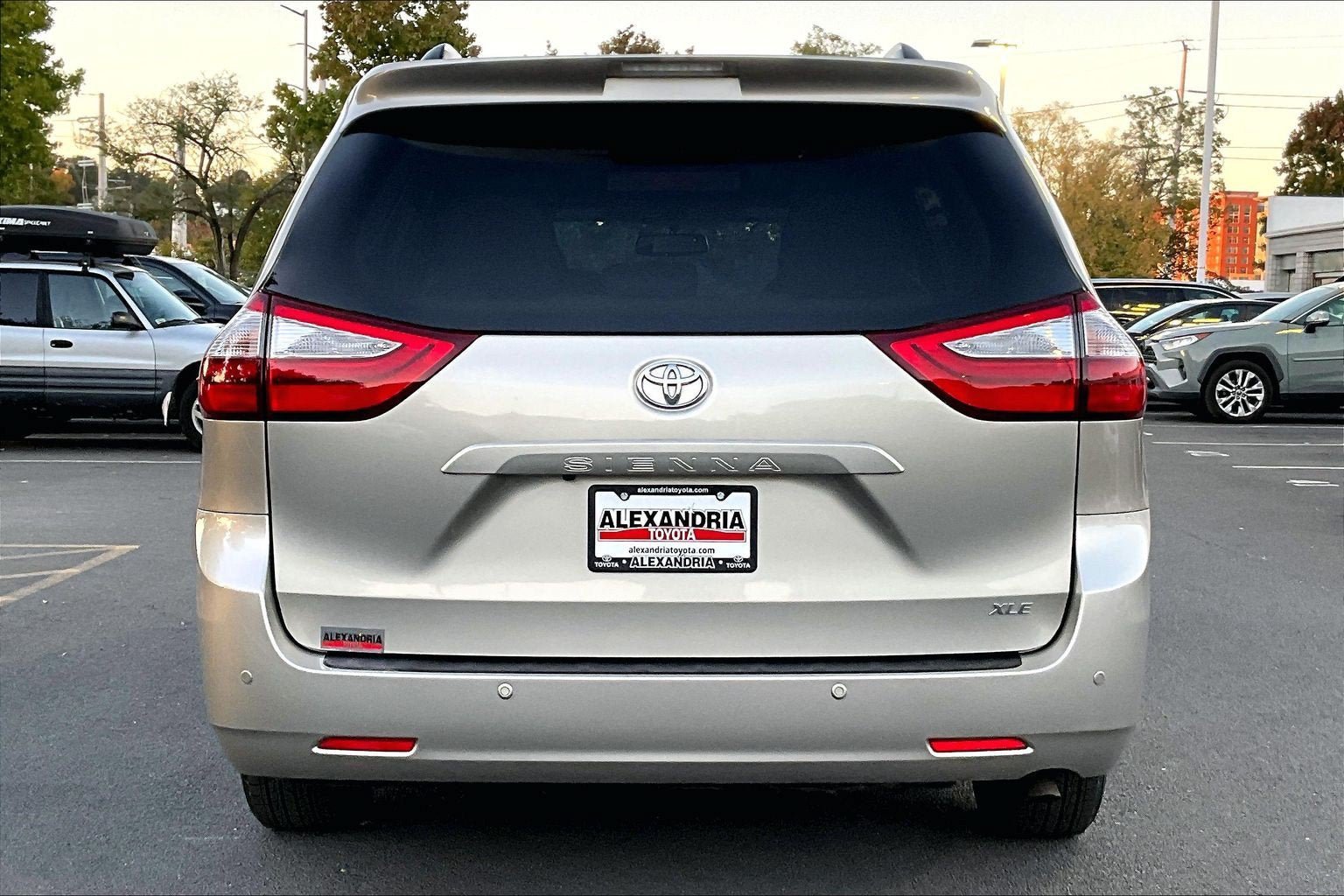 Used 2016 Toyota Sienna XLE Premium FWD image 4
