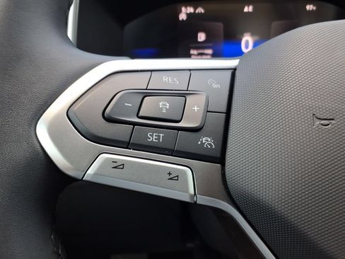 Certified 2025 Volkswagen Taos SE AWD/4WD image 32