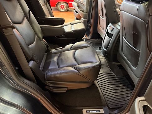 Used 2020 Cadillac Escalade Luxury AWD/4WD image 28