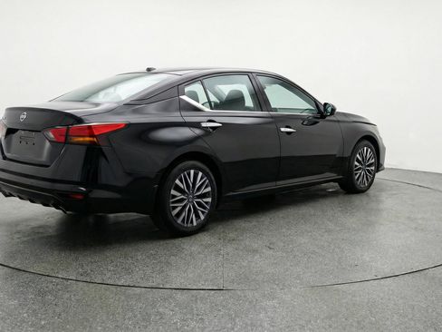 Used 2025 Nissan Altima 2.5 SV image 9