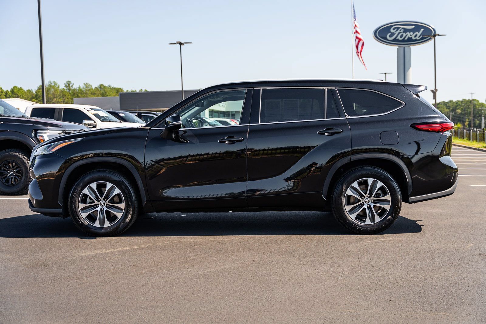 Used 2022 Toyota Highlander XLE FWD image 4