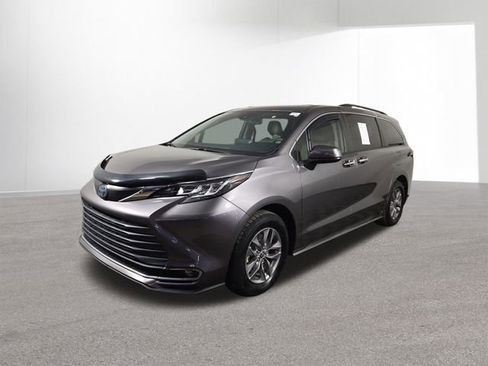 Used 2022 Toyota Sienna XLE w/ XLE Plus Package image 2