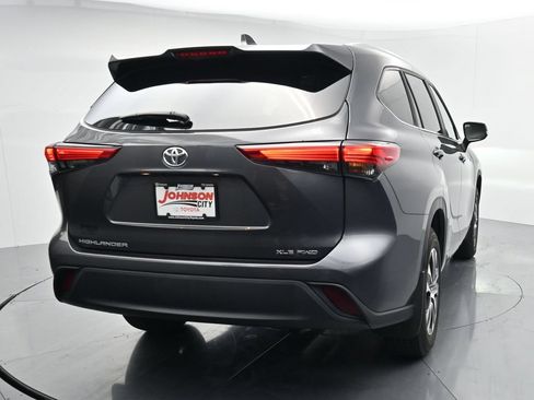 Used 2023 Toyota Highlander XLE AWD/4WD image 6