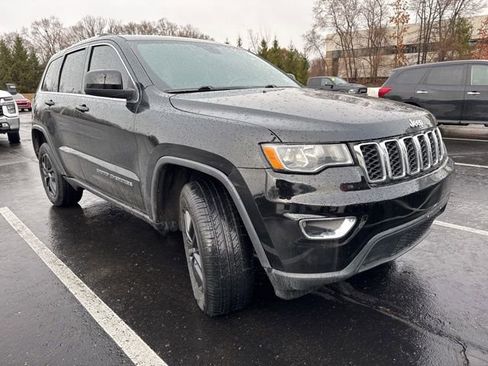 Used 2018 Jeep Grand Cherokee Laredo image 2