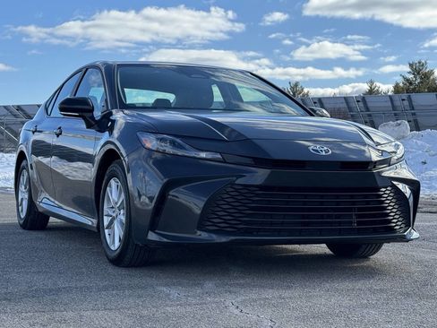 Used 2025 Toyota Camry LE image 7