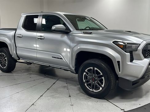 Used 2025 Toyota Tacoma TRD Sport image 3