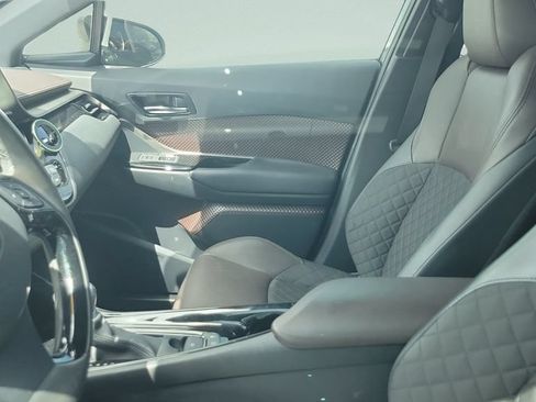Used 2019 Toyota C-HR Limited FWD image 5