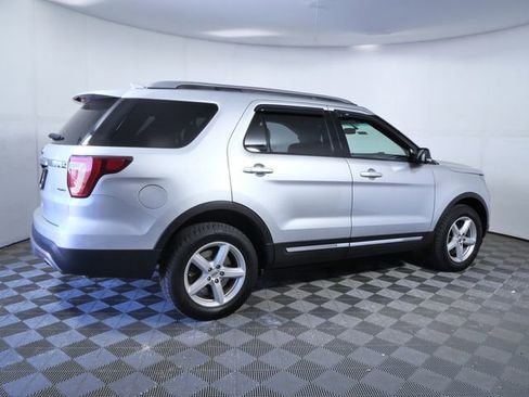 Used 2017 Ford Explorer XLT w/ Equipment Group 202A AWD/4WD image 8