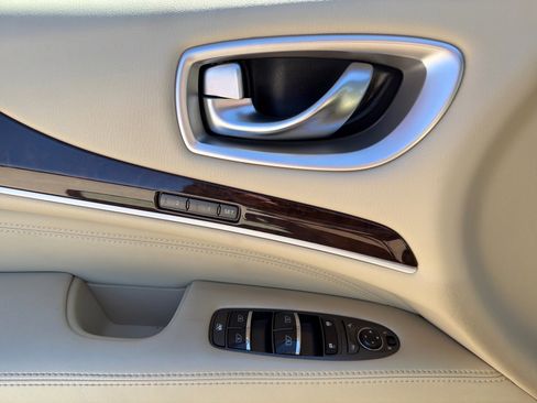 Used 2017 INFINITI QX60 Luxe w/ Deluxe Technology Package image 9