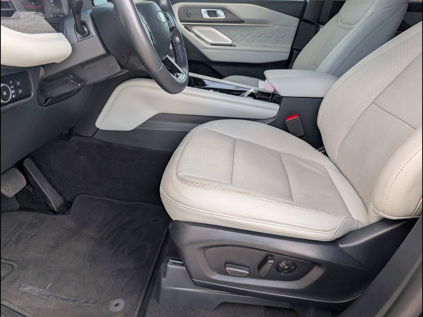 Used 2025 Ford Explorer Platinum w/ Ultimate Package AWD/4WD image 11