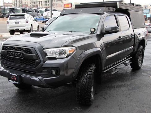 Used 2018 Toyota Tacoma TRD Sport w/ Technology Package image 6