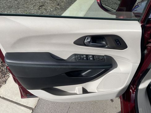 Used 2021 Chrysler Pacifica Touring-L w/ Premium & Safety Sphere Group image 18