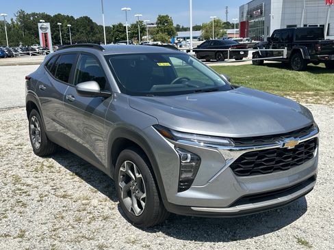 Used 2024 Chevrolet Trax LT image 3