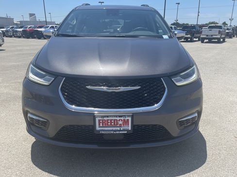 Used 2023 Chrysler Pacifica Limited FWD image 9