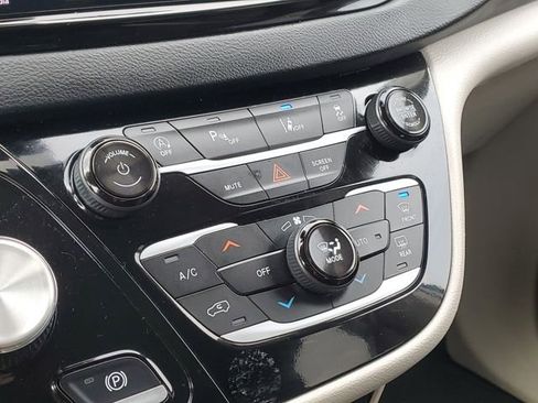 Used 2024 Chrysler Pacifica Touring-L FWD image 19