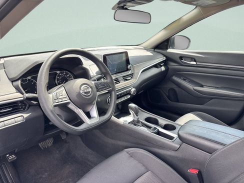 Used 2025 Nissan Altima 2.5 SV FWD image 12