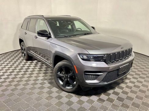 Used 2023 Jeep Grand Cherokee Altitude AWD/4WD image 9