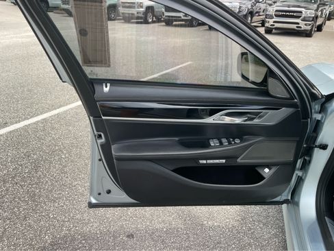 Used 2018 BMW 740i w/ M Sport Package RWD image 10