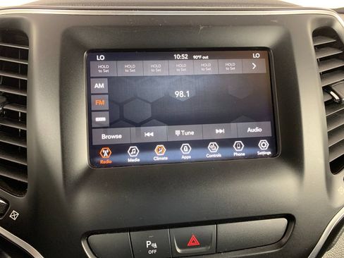 Used 2019 Jeep Cherokee Latitude Plus w/ Comfort/Convenience Group AWD/4WD image 26