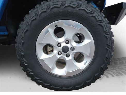 Used 2015 Jeep Wrangler Unlimited Sahara w/ Connectivity Group image 16