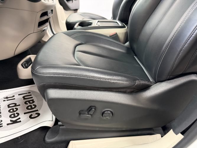 Used 2024 Chrysler Pacifica Touring-L FWD image 13