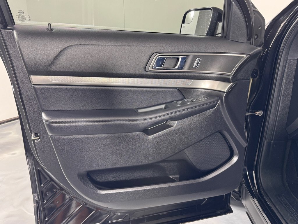 Used 2018 Ford Explorer XLT w/ Equipment Group 202A AWD/4WD image 10