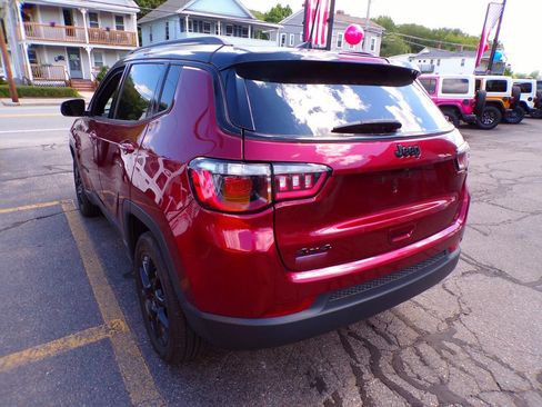 Certified 2022 Jeep Compass Latitude w/ Sun and Sound Group AWD/4WD image 12