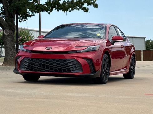 Used 2025 Toyota Camry SE FWD image 3