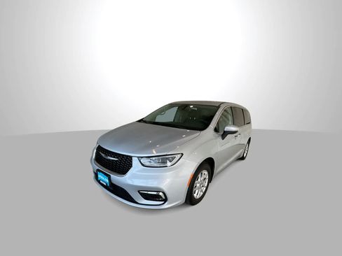 Used 2023 Chrysler Pacifica Touring-L FWD image 4