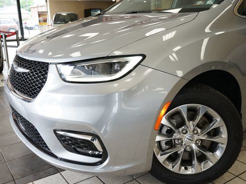 Used 2021 Chrysler Pacifica Touring-L w/ Uconnect Theater Family Group AWD/4WD image 23