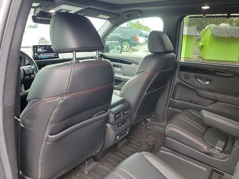 Used 2025 Honda Pilot TrailSport image 19
