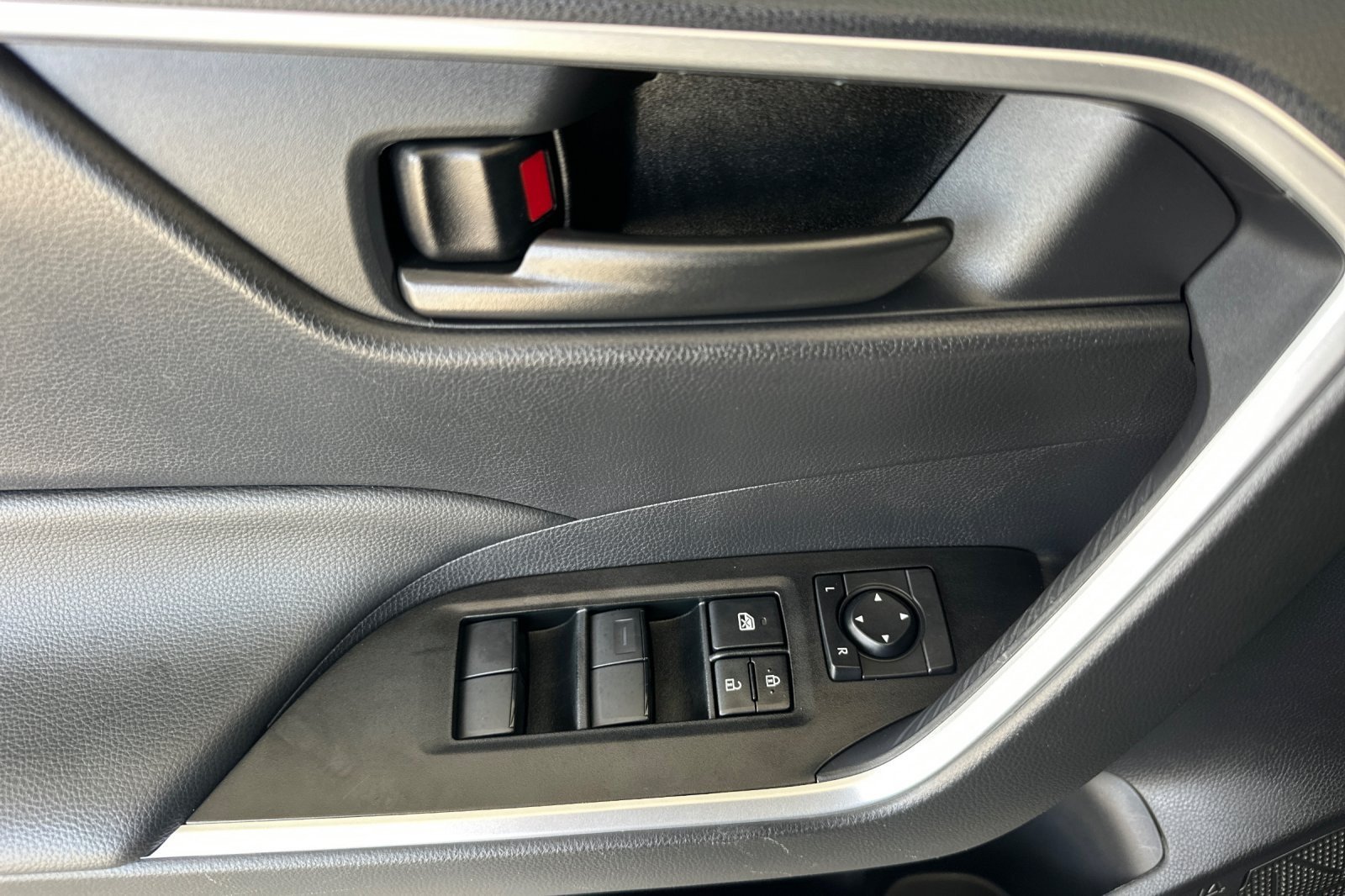 Used 2025 Toyota RAV4 LE FWD image 10
