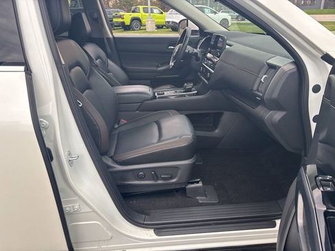 Used 2023 Nissan Pathfinder SL AWD/4WD image 34