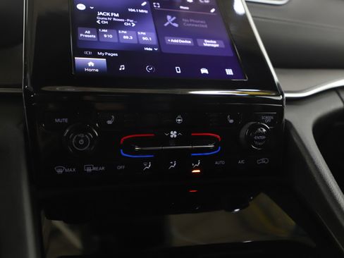 Used 2025 Jeep Grand Cherokee Altitude image 23