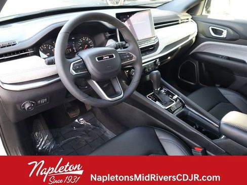 Used 2024 Jeep Compass Latitude image 10