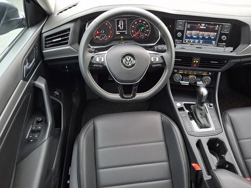 Used 2021 Volkswagen Jetta SE w/ SE Cold Weather Package image 11