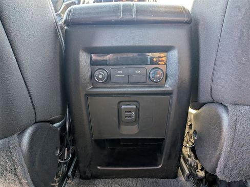 Used 2022 Chevrolet Traverse LT FWD image 25
