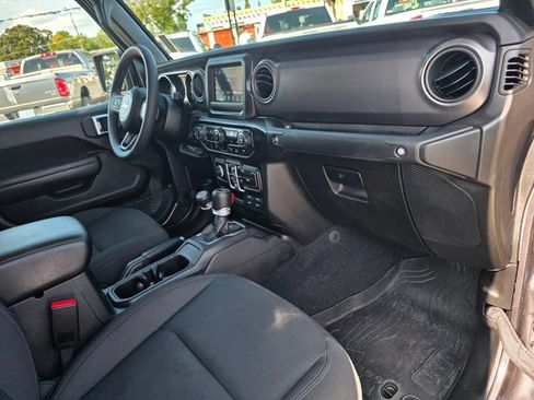 Used 2023 Jeep Gladiator Sport AWD/4WD image 24