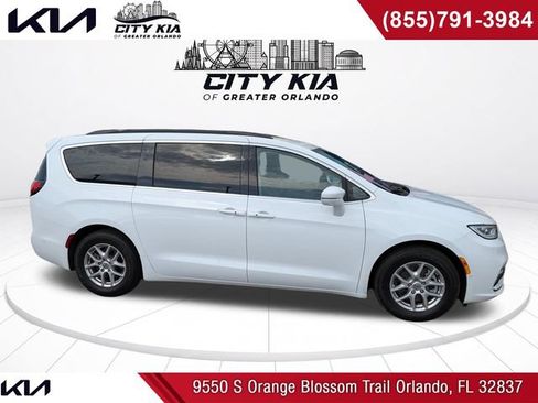Used 2022 Chrysler Pacifica Touring-L w/ Uconnect Theater Family Group FWD image 7