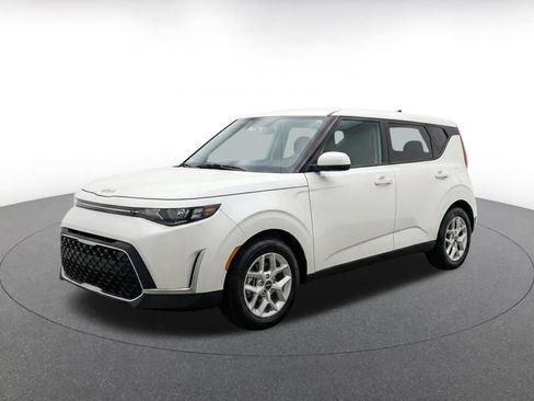 Used 2025 Kia Soul LX w/ LX Technology Package FWD image 3