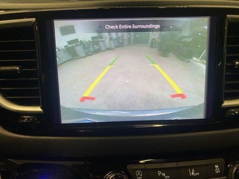 Used 2021 Chrysler Pacifica Touring-L image 22