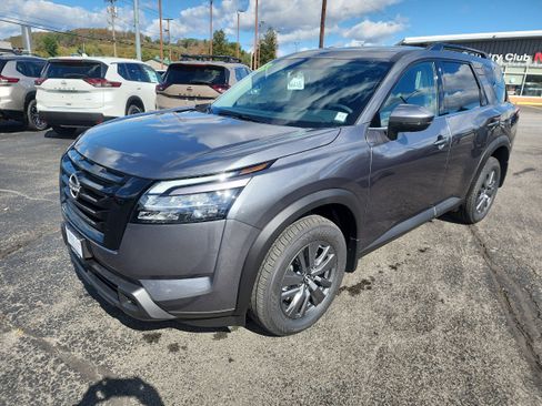 New 2025 Nissan Pathfinder SV w/ Black Appearance Package image 4