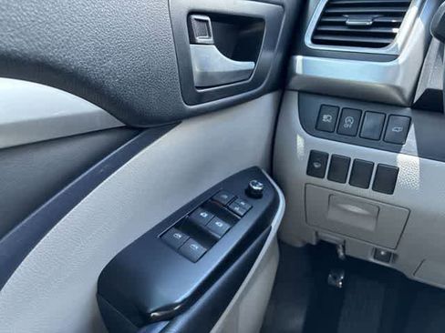 Used 2017 Toyota Highlander XLE FWD image 40