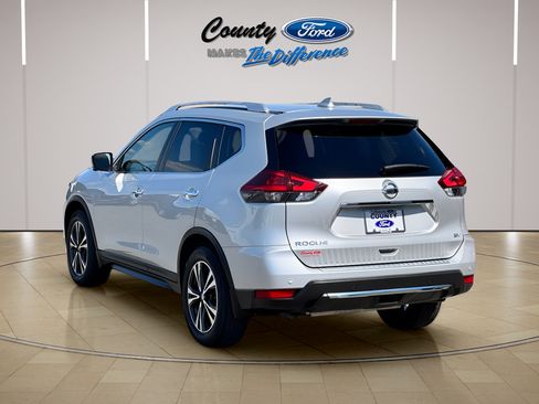 Used 2019 Nissan Rogue SV w/ Premium Package FWD image 8