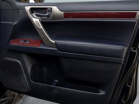 Used 2018 Lexus GX 460 image 28